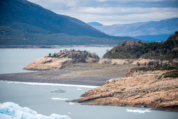 《卖火柴的小女孩》讲了一个什么故事？