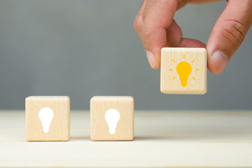 《卖火柴的小女孩》讲了一个什么故事？