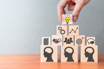 《卖火柴的小女孩》讲了一个什么故事？