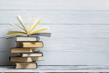 《卖火柴的小女孩》讲了一个什么故事？