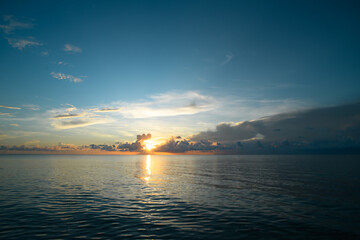 《卖火柴的小女孩》讲了一个什么故事？