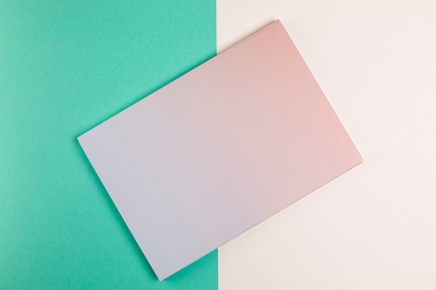 《卖火柴的小女孩》讲了一个什么故事？