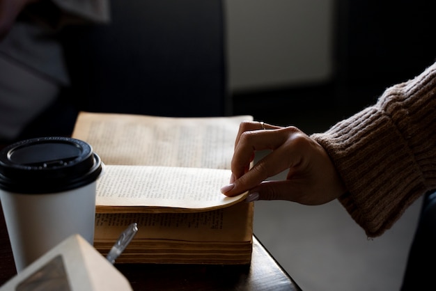 《卖火柴的小女孩》讲了一个什么故事？